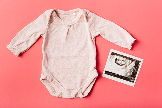 A Primeira roupinha do bebê: um registro eterno de amor